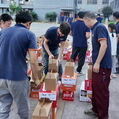 Jinhoda employees collecting their Mid-Autumn Festival gifts together at the factory. Jinhoda employees collecting their Mid-Autumn Festival gifts together at the factory.