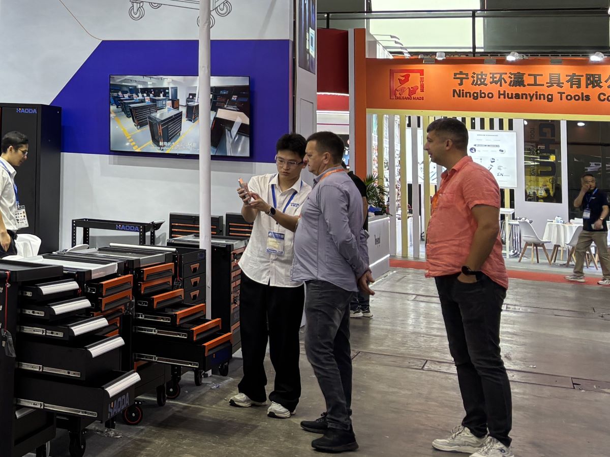 HAODA team explaining heavy-duty tool cabinet features to distributors at Booth N2B12 HAODA team explaining heavy-duty tool cabinet features to distributors at Booth N2B12